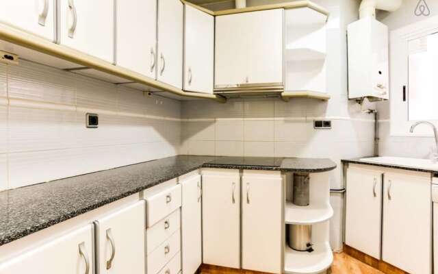 Luminous 2 Bedroom Next to Sagrada Familia