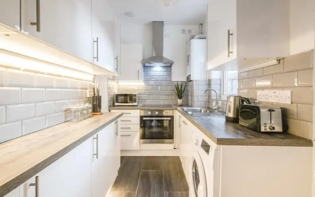 Elegant 2 Bed House at Saxon - Leicester