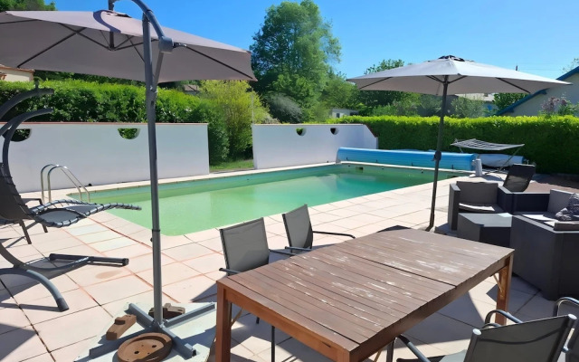 Villa in St Denis With Private Pool & Pyrenees View