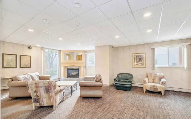 Stylish Downtown Condo near Rogers Place | Parking, Gym, Balcony & Kitchen - фото 2