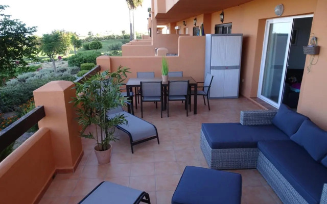 CASARES appart 2 ch dans parc tropical avec vue sur mer, montagne et piscine