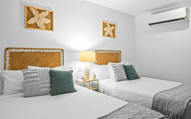 Stylish Beachfront 2BR - Balcony & Pools