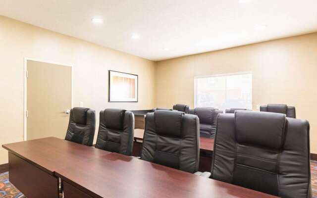 Econo Lodge Inn & Suites East