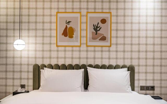 Brown-dot Hotel Signature