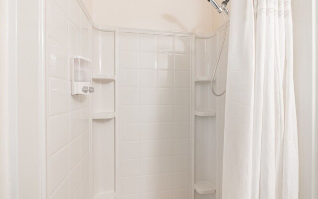 Have The Best Stay At Our Modern Art Gallery Home 3 Bedroom Home by Redawning