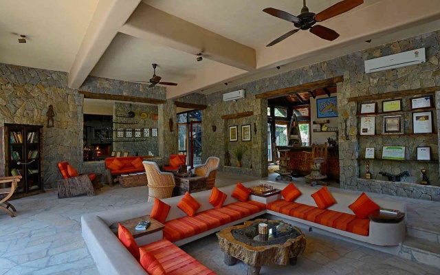 Pugdundee Safaris - Kanha Earth Lodge