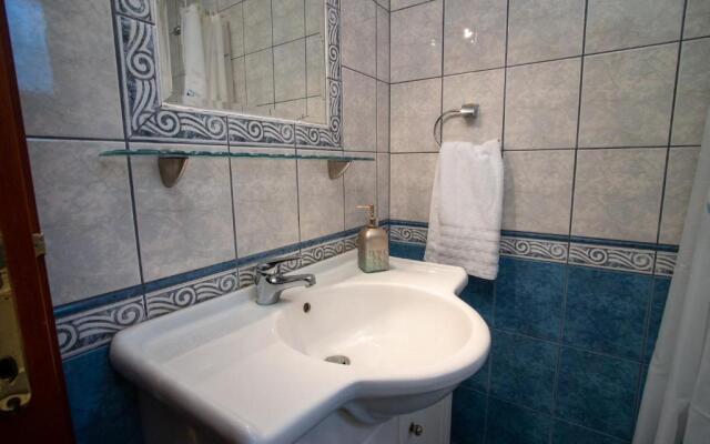 Private 6-bdrm Villa with garden 150m to beach