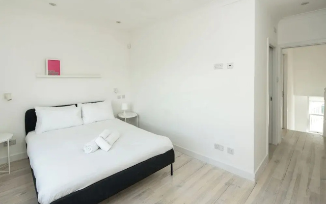 Elegant 2BD Flat near Portobello Rd with Balcony