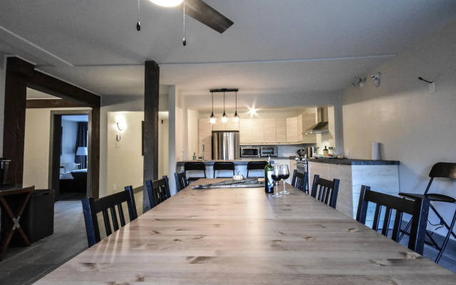 Oberge Inn  Riverside guest room in Val-David village with free parking