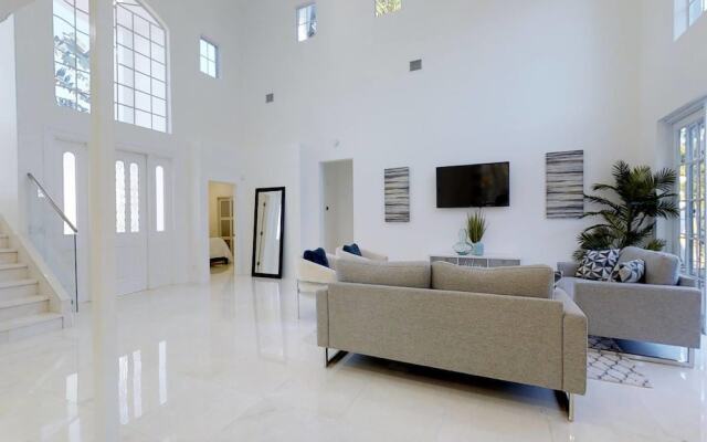 Beautiful Hollywood Beach 4 BR Home W Heated Pool