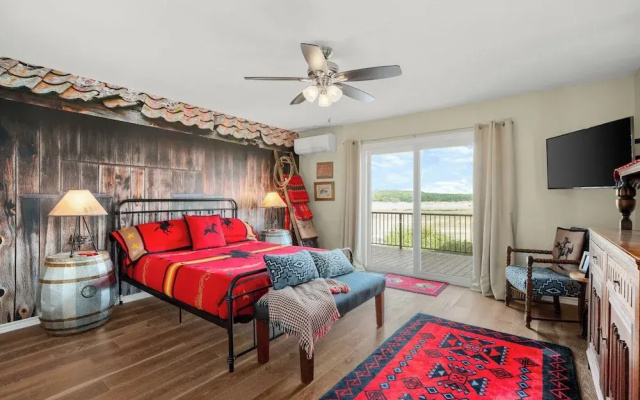 Luxe Lago Vista Gem: Outdoor Kitchen, Basketball Court and Spectacular Views