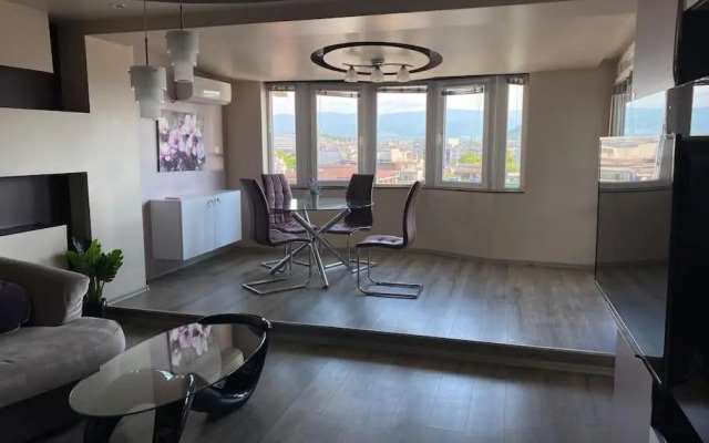 Modern 1BR Apartment with Hill View & Free Street parking