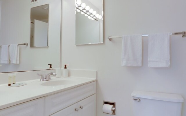 Sensational & Modern apt in Crystal City