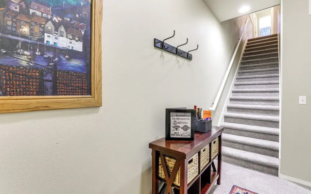 Walk to Mcmenamins Edgefield: Inviting Townhome!