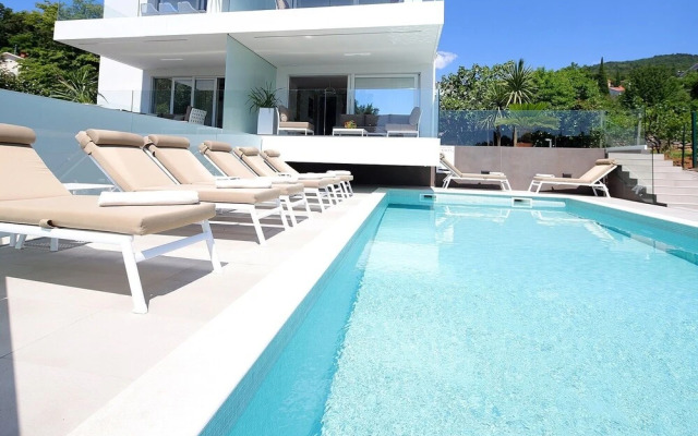 Stylish Apartment 100m from the Beach