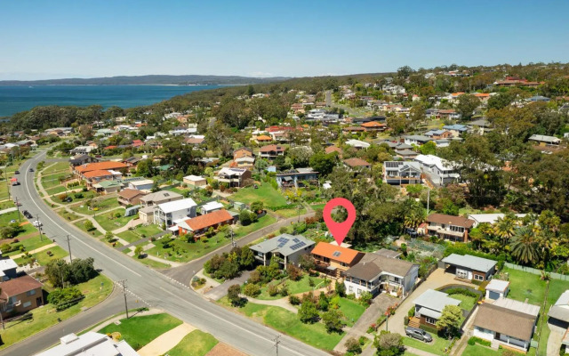 Stylish Family Beach House Walking Distance to 3 Beaches