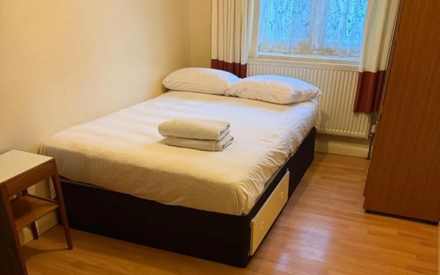2 Bed-sleeps 4-private Patio-pets-near Heathrow