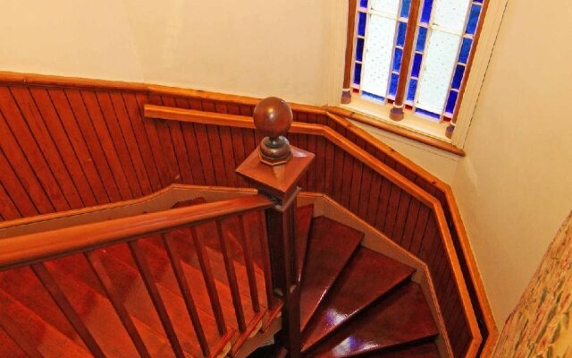 Hulmes Court Bed & Breakfast