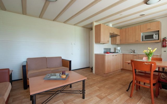 Cosy Bungalow with Microwave, in the Middle of de Maasduinen