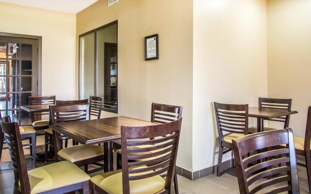 Comfort Suites near I-80 and I-94