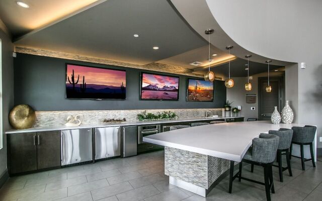 Rooftop Pool, Views, Close to Shops & Dining C4427