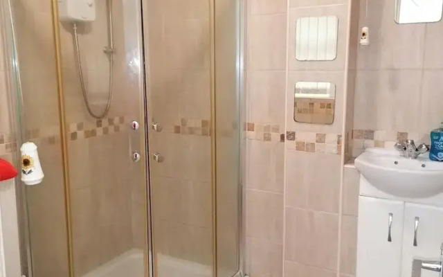 Charming 3BR House - Wifi, Parking, Pet Friendly