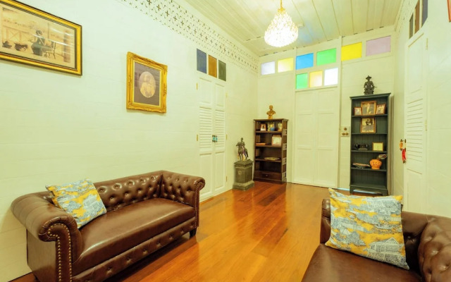 RoomQuest Baan Khun Phra The Iconic