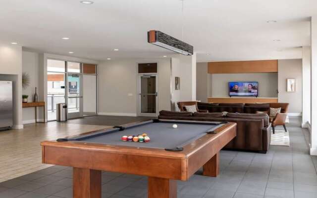 Downtown Dallas CozySuites w/ roof pool, gym #1