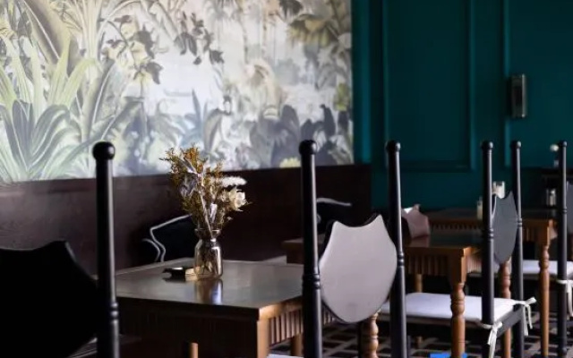 Monica Designer Boutique Beauty Suites – Guest Rooms – Dali
