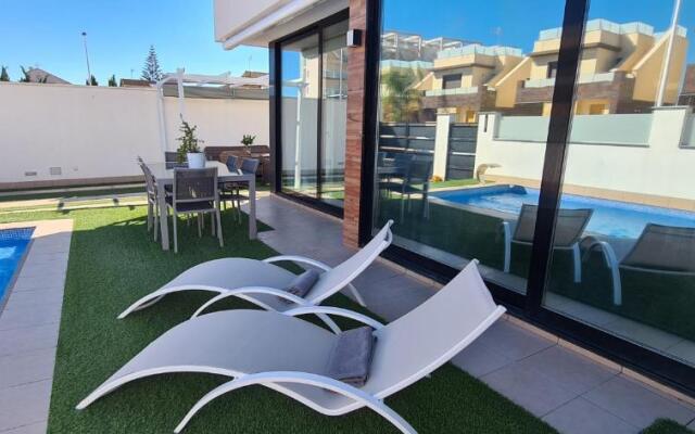 Lo Pagan Holiday House