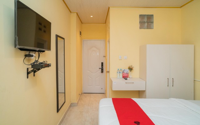 RedDoorz Plus Syariah near Pasar Turi