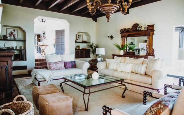 Frida by AvantStay | Sleeps 16! Prvt Estate w/ Tennis Ct & Mins to Beach!