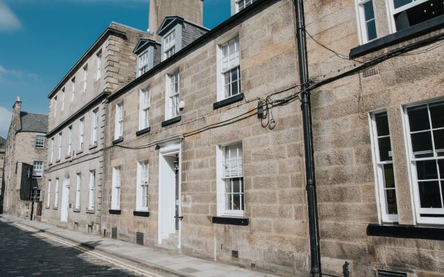 Reizand Apartments, Young St