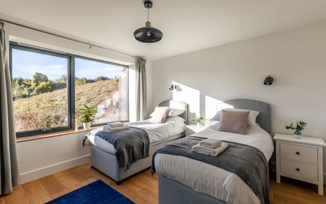 Modern 5 Bedroom Home With Garden Panoramic Views