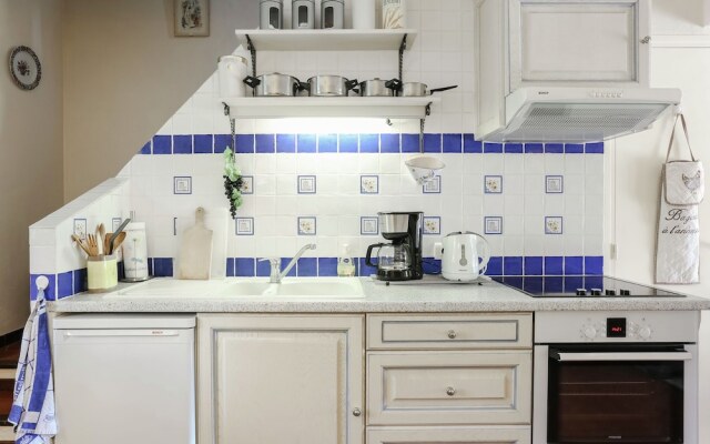 Classy Holiday Home With Swimming Pool, Bbq, Terrace, Garden