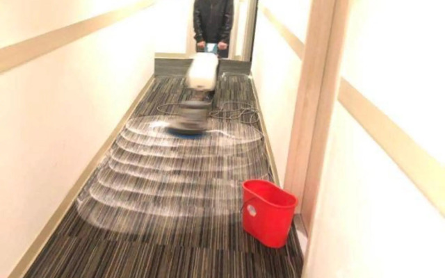 Jinbaizi Hotel (Guangzhou Zhongshan Yidongshankou Subway Station Store)