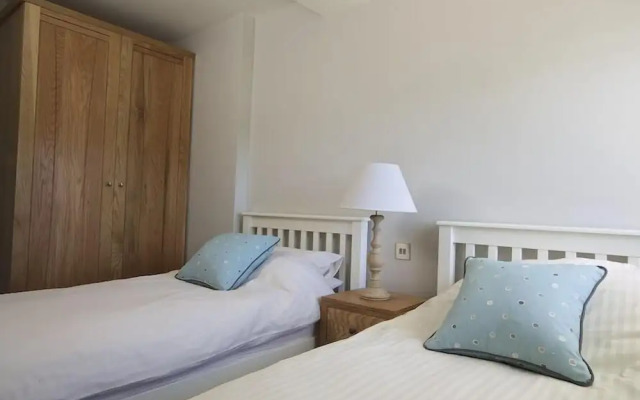 2 Hamstone Court