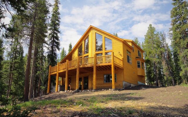 Grand Moose Lodge 3 Bedroom Home by RedAwning