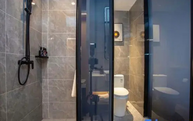 VX Hotel (Shanghai Beiwaitan Ningguo Road Subway Station)