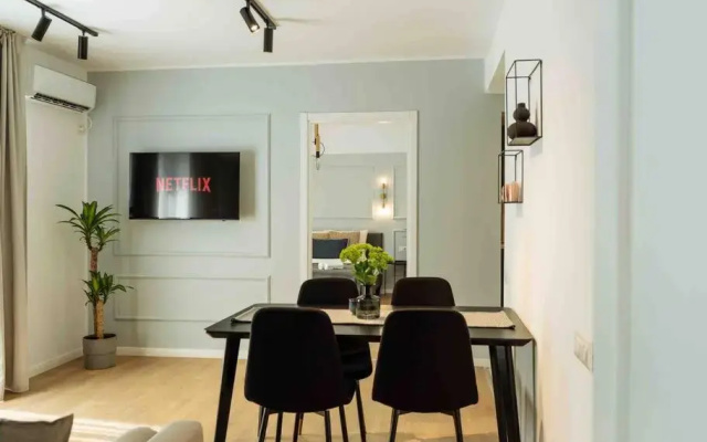 Bright 2BR Apartment - Top Location - City Balcony
