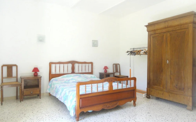 House With 2 Bedrooms in Saint-laurent-la-vernède, With Enclosed Garde