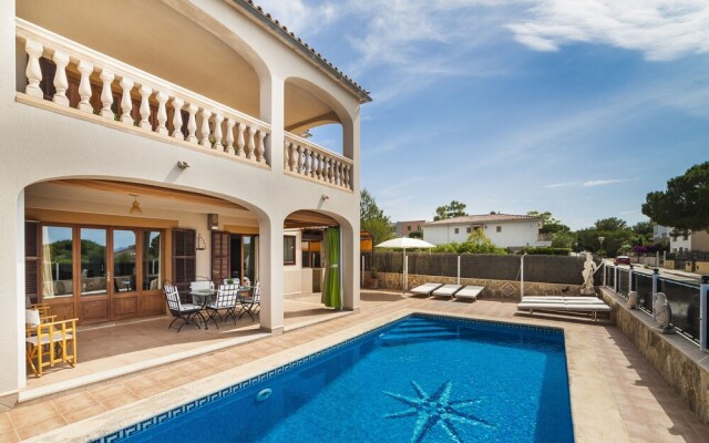 Villa With Pool and sea Views