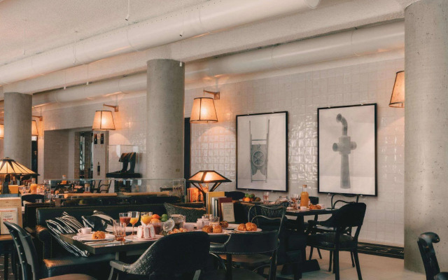 Maison Heler Metz, Curio Collection By Hilton