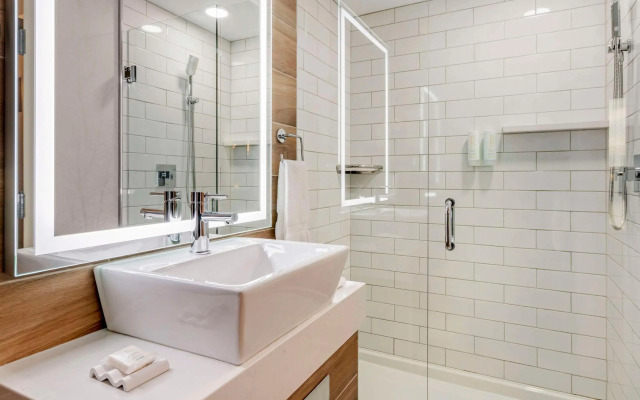 Clarion Lakeside Inn & Conference Centre