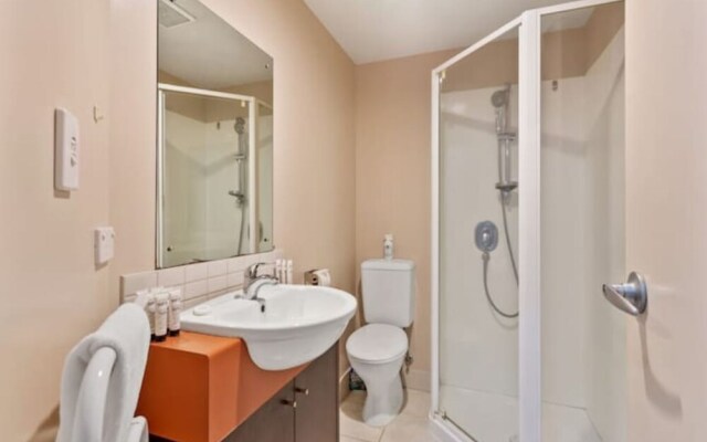 Uptown Two Bedroom Apartment With The Essentials