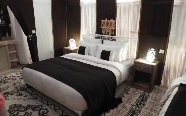 Room-sleeping in a Luxury Tent in Merzou