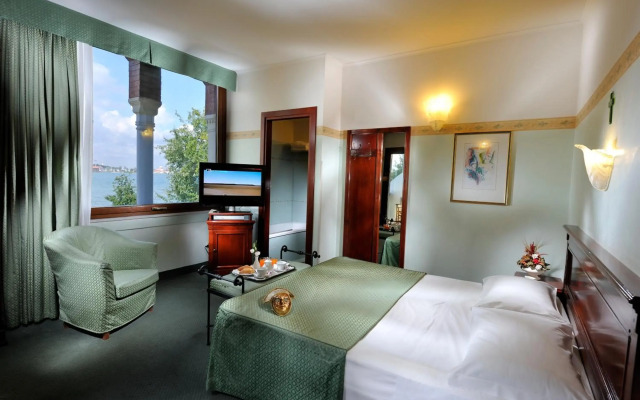 Russo Palace Hotel