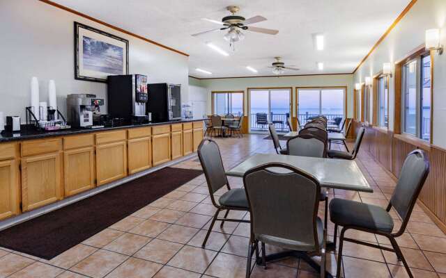 Days Inn & Suites by Wyndham St. Ignace Lakefront