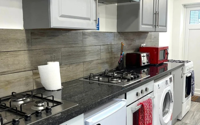 Impeccable Spacious 6-bed House in Romford
