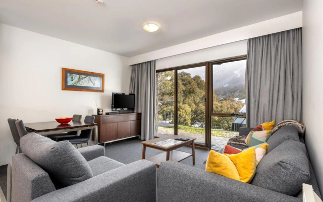 Lantern 1 Bedroom Patio Apartment with alpine view